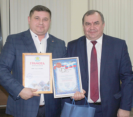 Директор филиала ООО «Завод ТЕХНО» Вячеслав Абакунов и глава администрации Красносулинского района Николай Альшенко: бизнес и власть социальные проблемы решают сообща. Фото Ларисы Сыроваткиной Директор филиала ООО «Завод ТЕХНО» Вячеслав Абакунов и глава администрации Красносулинского района Николай Альшенко: бизнес и власть социальные проблемы решают сообща. Фото Ларисы Сыроваткиной