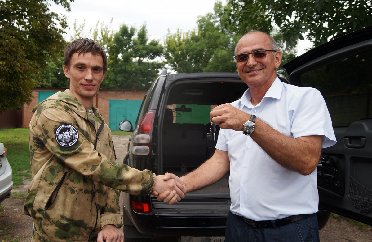 Руслан Шамсудинов ( справа) передает Роману ключи от трицикла. 