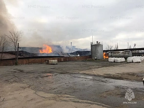 Пожар в аксайских ангарах с целлюлозой ликвидировали