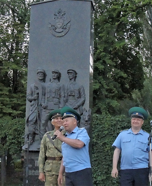   Сегодня поздравления принимает офицер-пограничник Александр Полуян