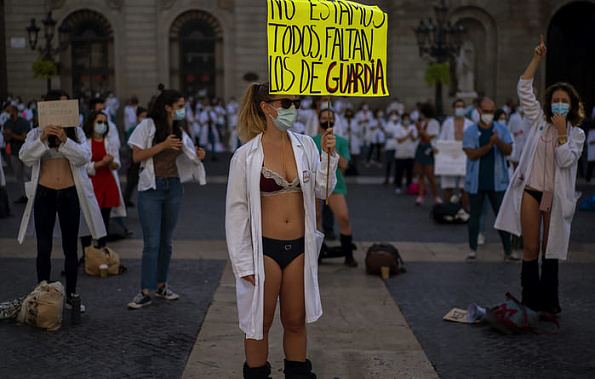 Акция протеста медиков в Барселоне: врачи сообщают, что они оголены перед пандемией.