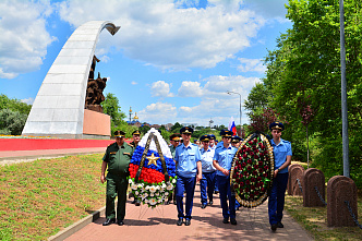 22 06 2026 Они возложили живые цветы и венки к  Кумженскому мемориалу в Ростове.