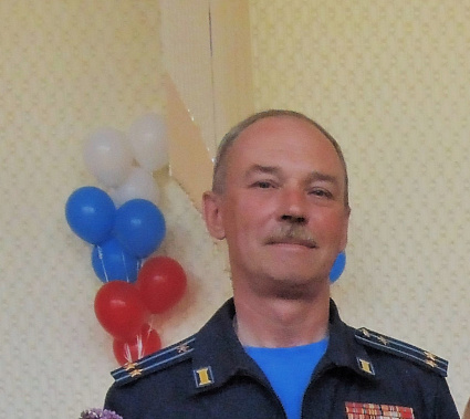  Ветеран боевых действий, педагог и поэт Александр Щенников принимает поздравления...