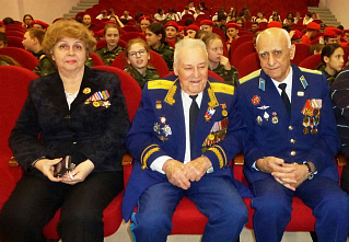 Ростовские лицеисты встретили ветеранов «Яблочком»