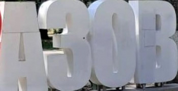 В Азове столкнулись легковой автомобиль и городской автобус