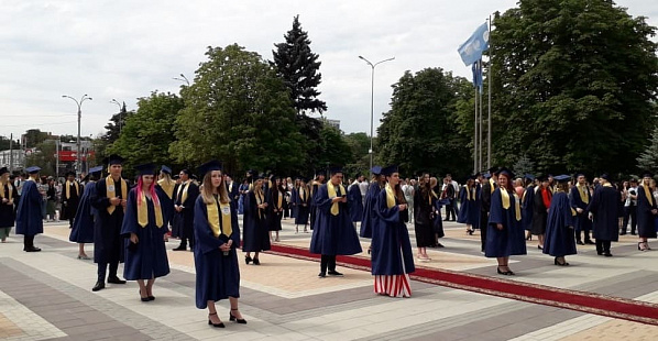 На площади им. Гагарина собрались 90 выпускников ДГТУ, окончивших вуз с красным дипломом