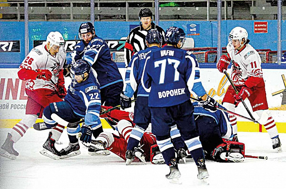 В такой упорной борьбе прошел весь матч... Фото с сайта ХК «Ростов»