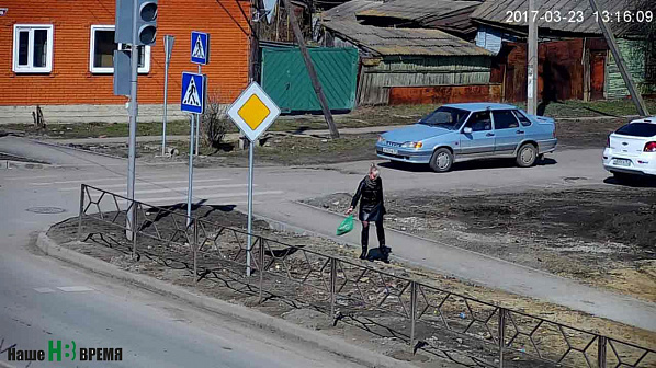 Буквально через секунду эта горожанка бросит пакет с мусором прямо на обочину – под знак.