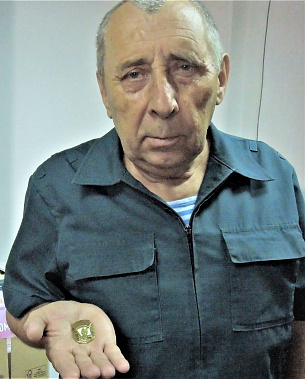  Ростовский скульптор-медальер Николай Шевкунов сделал из металла уникальные нагрудные знаки для ростовских ветеранов