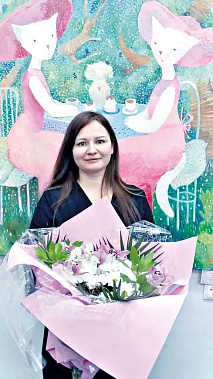 Наталья ЧЕКАЛИНА на фоне весеннего чаепития кошек.