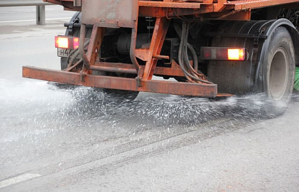 В Ростове превентивно обработали опасные участки противогололедными смесями