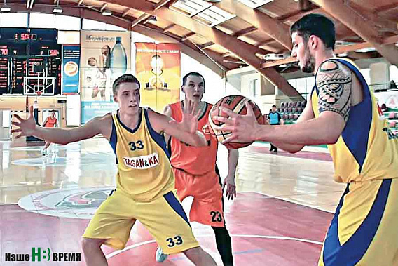 Таганрогская команда (желтая форма) вновь осталась без золота...