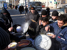 Горячая еда для бездомных_9499