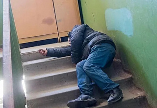 В Белокалитвинском районе упавшего старика обворовал сосед