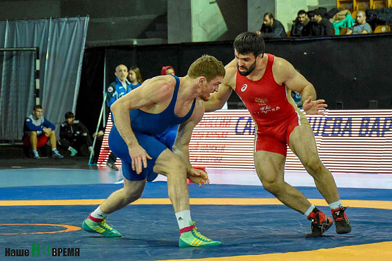 Предварительный этап. В этой схватке победил чемпион мира Рамазан Абачараев (красное трико) из команды «Клуб братьев Самургашевых».