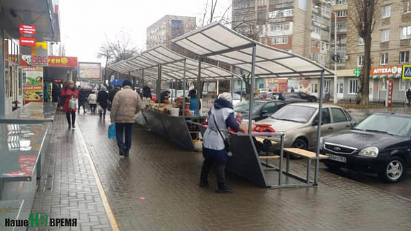 Владимир Польшков смог разместить торговые объекты лишь на половине участка, за который он платит городу аренду. На другой половине Анатолий Евсюков поставил лавочки...