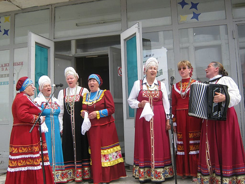 «Россиянка» выступает на Дне подписчика нашей газеты. Анна Белоконь вторая слева.