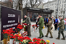 Ростовчане приходят к стихийному мемориалу жертвам вчерашнего теракта в подмосковном «Крокусе»