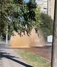 Во дворе еще одной многоэтажки на ЗЖМ в Ростове забил фонтан из кипятка