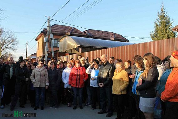 В апреле нынешнего года, когда садоводы узнали, что теперь их товарищества находятся не в зоне малоэтажной жилой застройки, а в коммерческой, то сразу заявили, что с этим не согласны. В СНТ «Аксаец», где народ уже пережил одно изменение ПЗиЗ, решили, что 