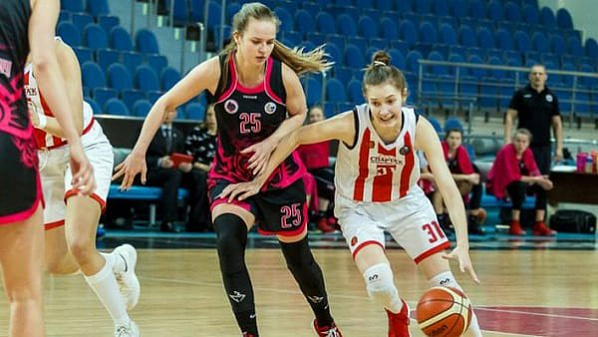 За мяч борется ростовчанка Яна ДЕГТЯРСКАЯ (№ 25). Фото с сайта БК «Ростов-Дон-ЮФУ»