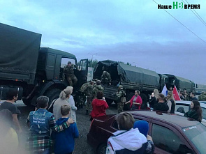 «Мы вас ждали, чтобы обнять»: жители Аксайского района встретили участников СВО флагами и подарками