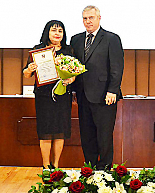 Губернатор Василий ГОЛУБЕВ наградил Манану ХОРОШИЛОВУ за эффективную работу в системе социальной защиты населения области.
