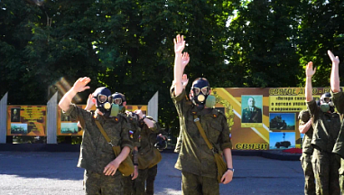 Противогазы и защитные комплекты были настоящими, а противники, по счастью, - условными...