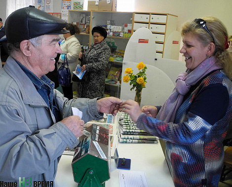 Многие читатели «НВ» из Егорлыка пришли поучаствовать в нашей беспроигрышной лотерее и, разумеется, пообщаться.