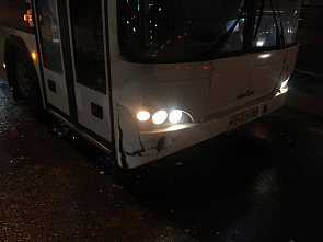 В Ростове автобус №65 с пассажирами врезался в легковушку