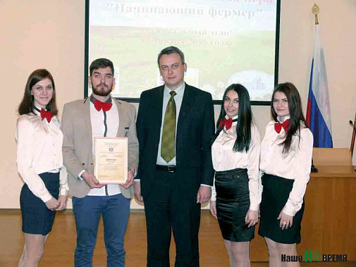 Проректор по научной работе ДонГАУ Антон Громаков вручает дипломы отличившимся конкурсантам.
