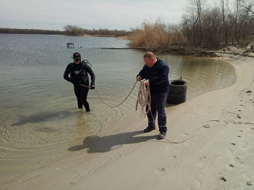 Спасатели защитили новочеркасских купальщиков от обеденного стола