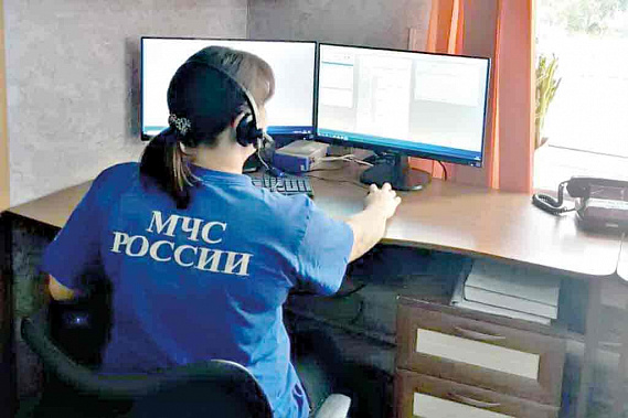 Диспетчер внимательно мониторит реальную картину происходящего. Фото с сайта администрации Усть-Донецкого района