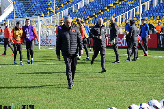 Моуринью проверяет качество ростовского газона...