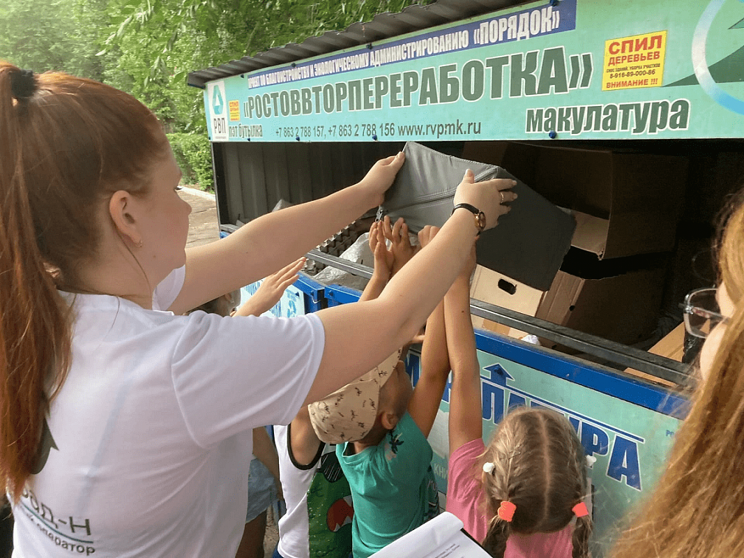 Каждый экоурок в азовских учреждениях заканчивается возле контейнера для раздельного накопления. Их тоже установили волонтеры «ЭКА-Азов» за счет средств президентского гранта