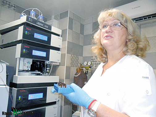 На высокоточном оборудовании, установленном в областном наркодиспансере, химик-эксперт Наталья САМАРСКОВА проводит химико-биологический анализ на наличие наркотических веществ.