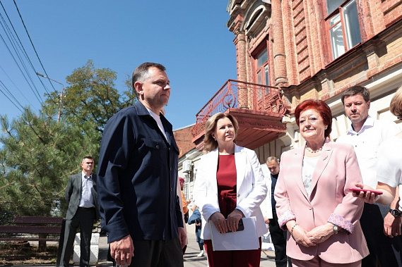 Ю. Слюсарь у дома Раневской в Таганроге. Источник фото: правительство Ростовской области.