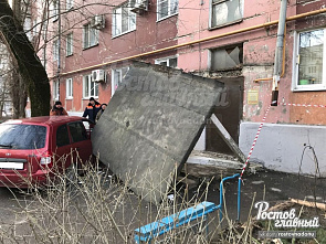 В Таганроге на машину упал бетонный козырек подъезда