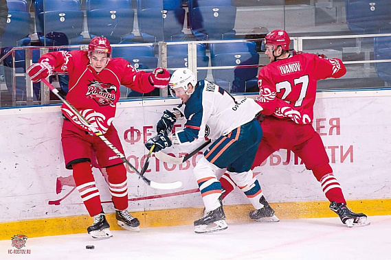 «Кондоры» (красная форма) ведут у борта борьбу за шайбу. Фото с сайта ХК «Ростов»