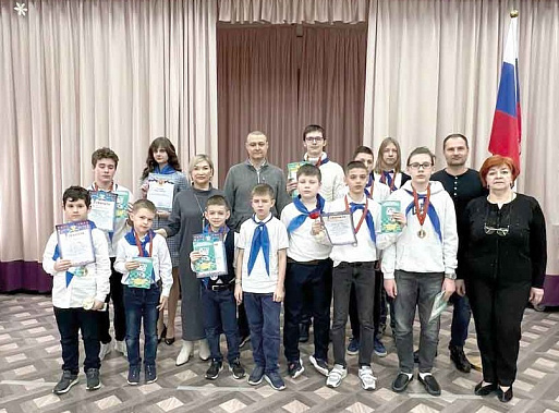 Участники и организаторы турнира на кубок «Нашего времени», который состоялся в ростовской гимназии «ЭСТУС» и посвящался 80-летию освобождения донской столицы от немецко-фашистских оккупантов.