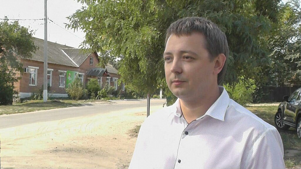 Этот снимок сделан в августе прошлого года, когда Алексей КОСАРЕВ принимал большую комиссию: члены жюри оценивали участников областного конкурса на звание «Лучшее сельское поселение». Этот снимок сделан в августе прошлого года, когда Алексей КОСАРЕВ принимал большую комиссию: члены жюри оценивали участников областного конкурса на звание «Лучшее сельское поселение».