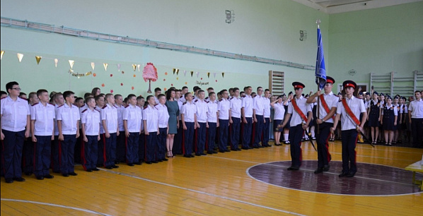 Первую сентябрьскую линейку в казачьем кадетском корпусе Белой Калитвы провели торжественно и ярко 