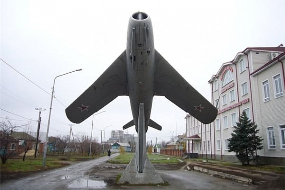 На фото: МИГ-17 - памятник летчикам в Миллерово