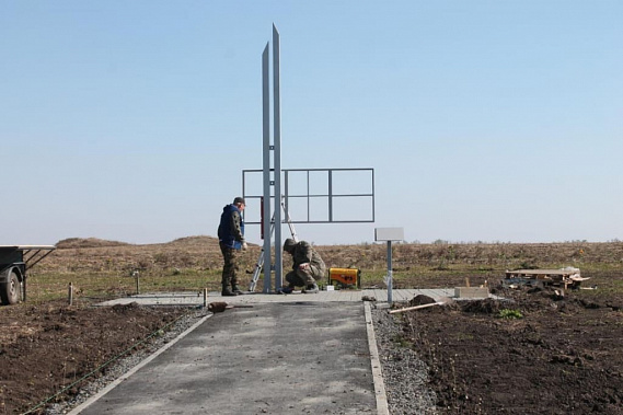 Ветераны РАУ помогли как в организации архивных и полевых изысканий, так и в изготовлении памятника