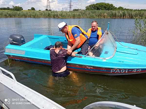 В Пролетарске спасли выпавшего из лодки рыбака