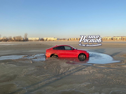 «Зимний вальс» на льду:  экстремалы Ростова и Таганрога утопили девять автомобилей