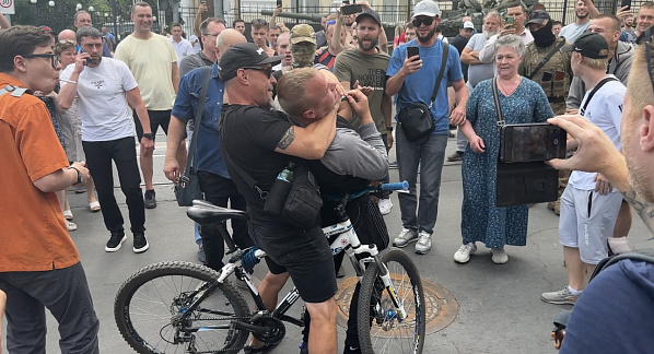 В Ростове около штаба ЮВО произошла драка с провокатором