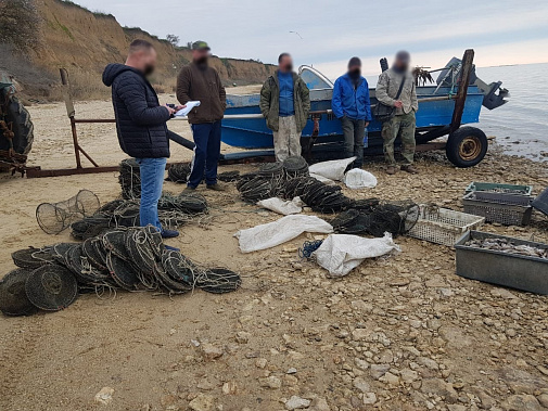  В Таганрогском заливе пограничники задержали браконьеров во время погони