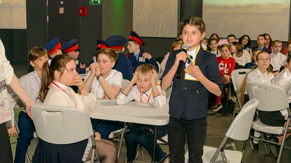 «Сарматы» - ученики шахтинской школы № 27. На этом фото они еще не знают, что жюри сочтет их результат лучшим, и очень стараются ничего не упустить — соперники у них достойные.