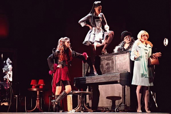 Театр Горького прощается «Приличными девушками»